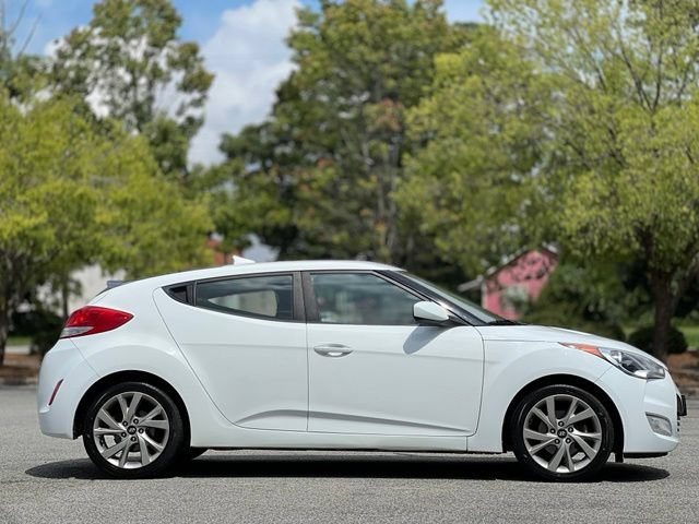 Used 2017 Hyundai Veloster FWD image 4