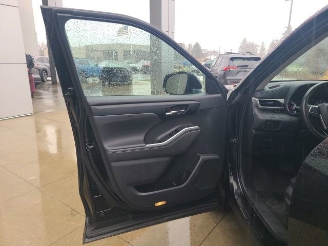 Used 2024 Toyota Highlander XLE image 18