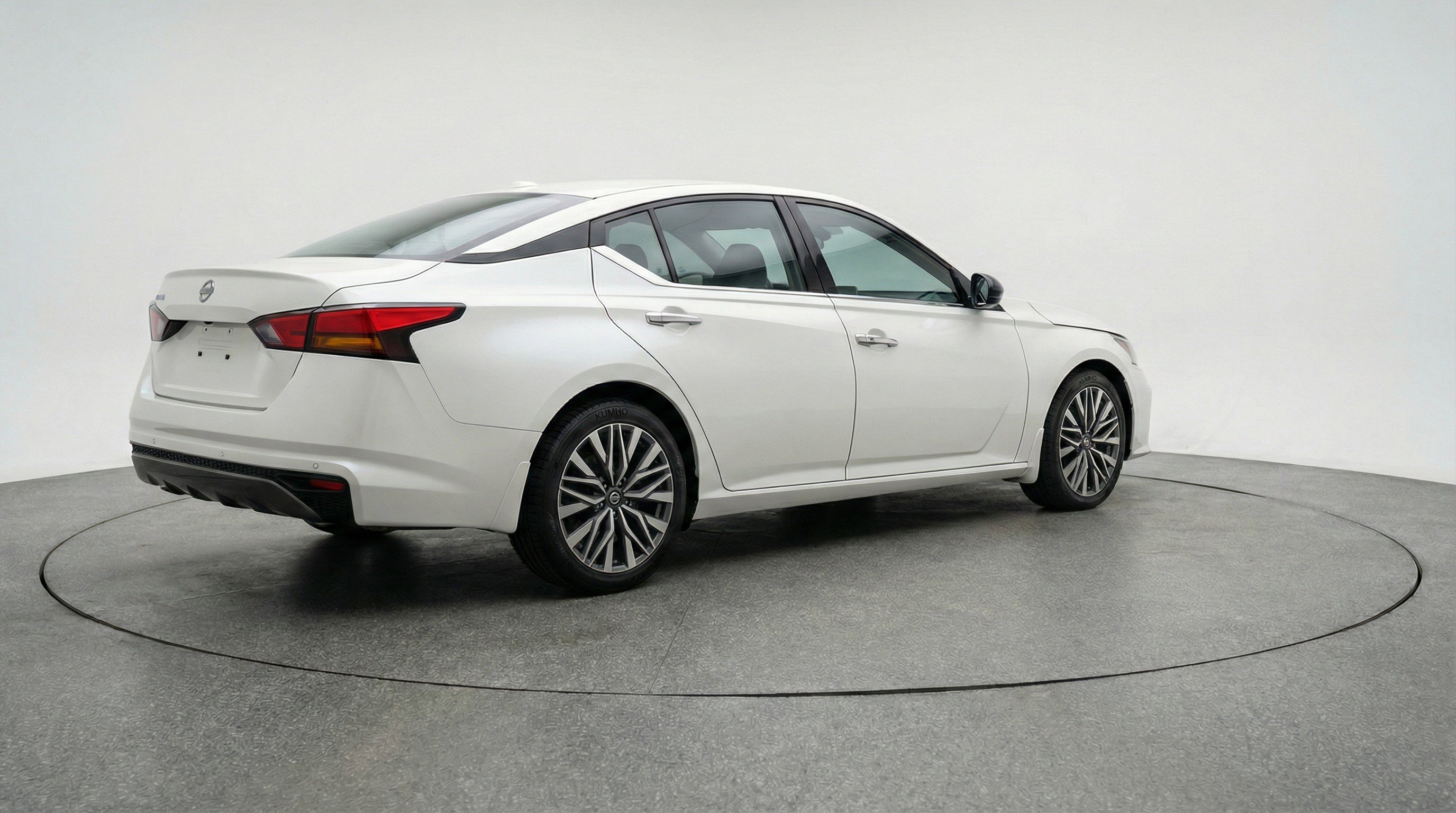 Used 2025 Nissan Altima 2.5 SV image 9