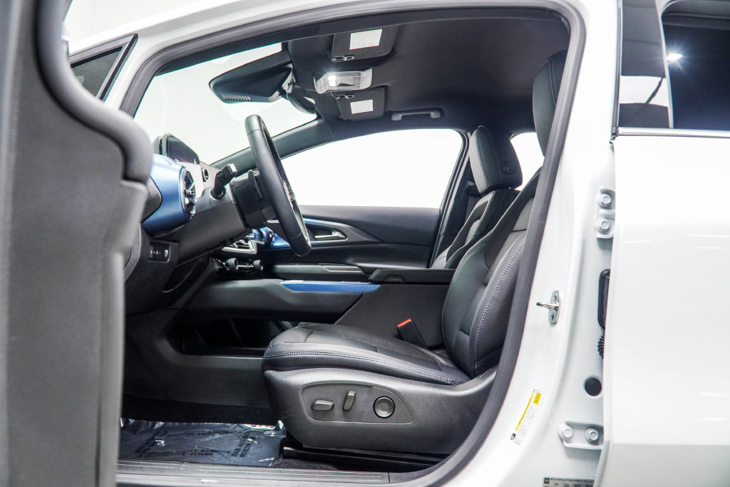 Used 2026 Chevrolet Equinox EV LT FWD image 40