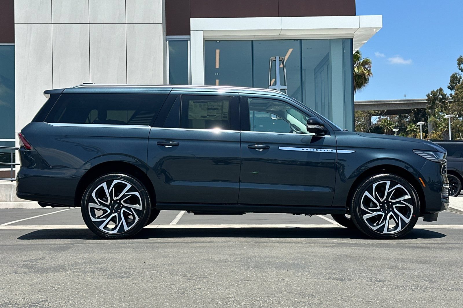 New 2026 Lincoln Navigator L Reserve AWD/4WD image 2