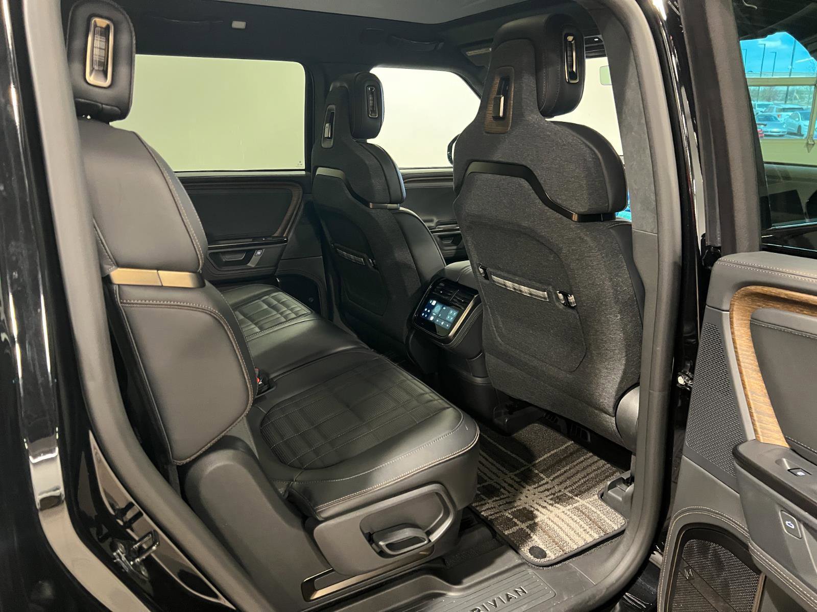 Used 2025 Rivian R1S Premium image 37