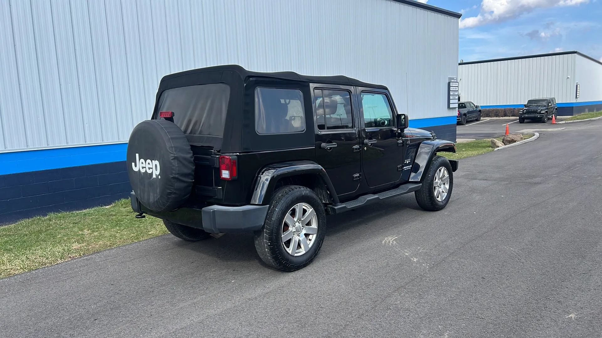 Used 2016 Jeep Wrangler Unlimited Sahara AWD/4WD image 5