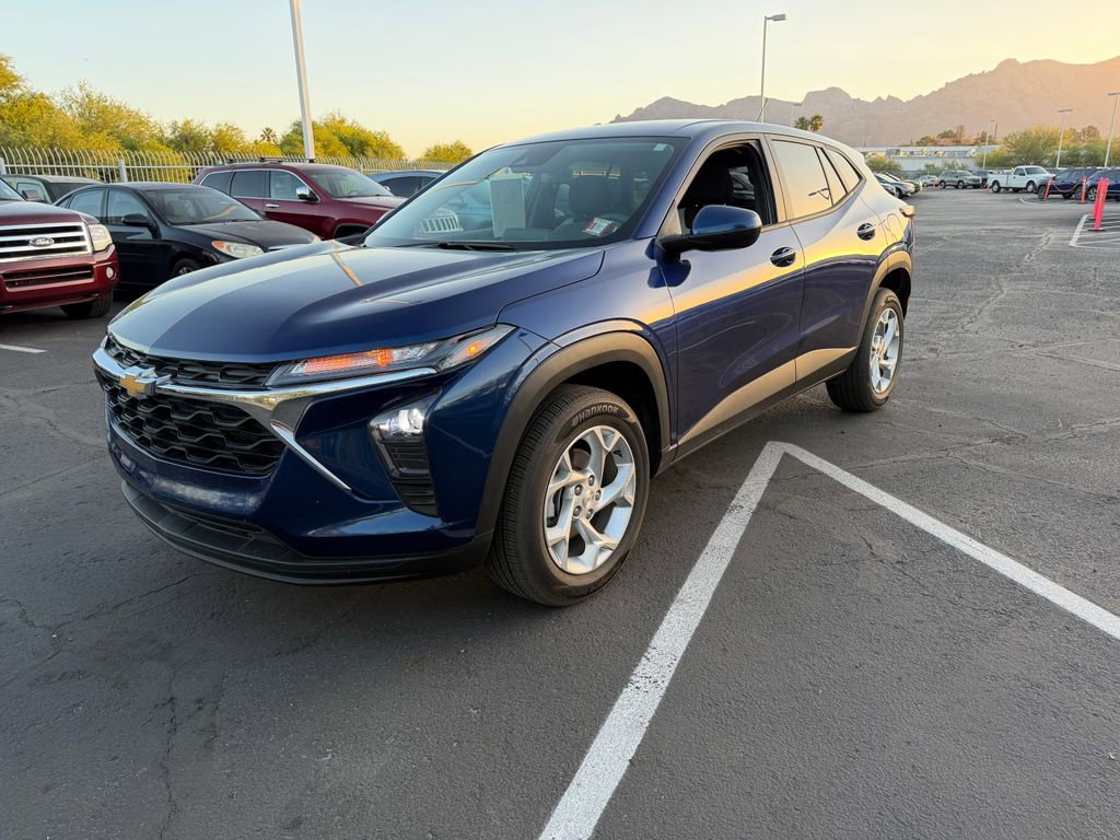 Used 2024 Chevrolet Trax LS w/ LS Convenience Package image 3