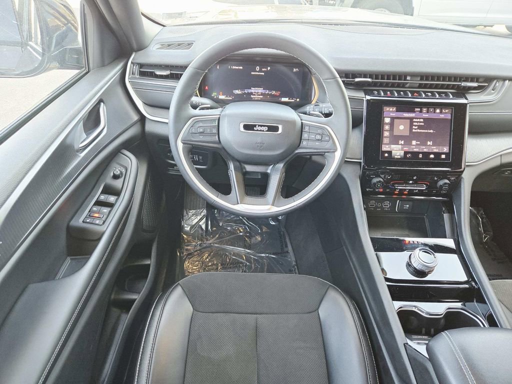 Used 2023 Jeep Grand Cherokee Altitude image 11
