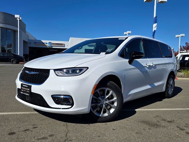 New 2026 Chrysler Pacifica Select image 3