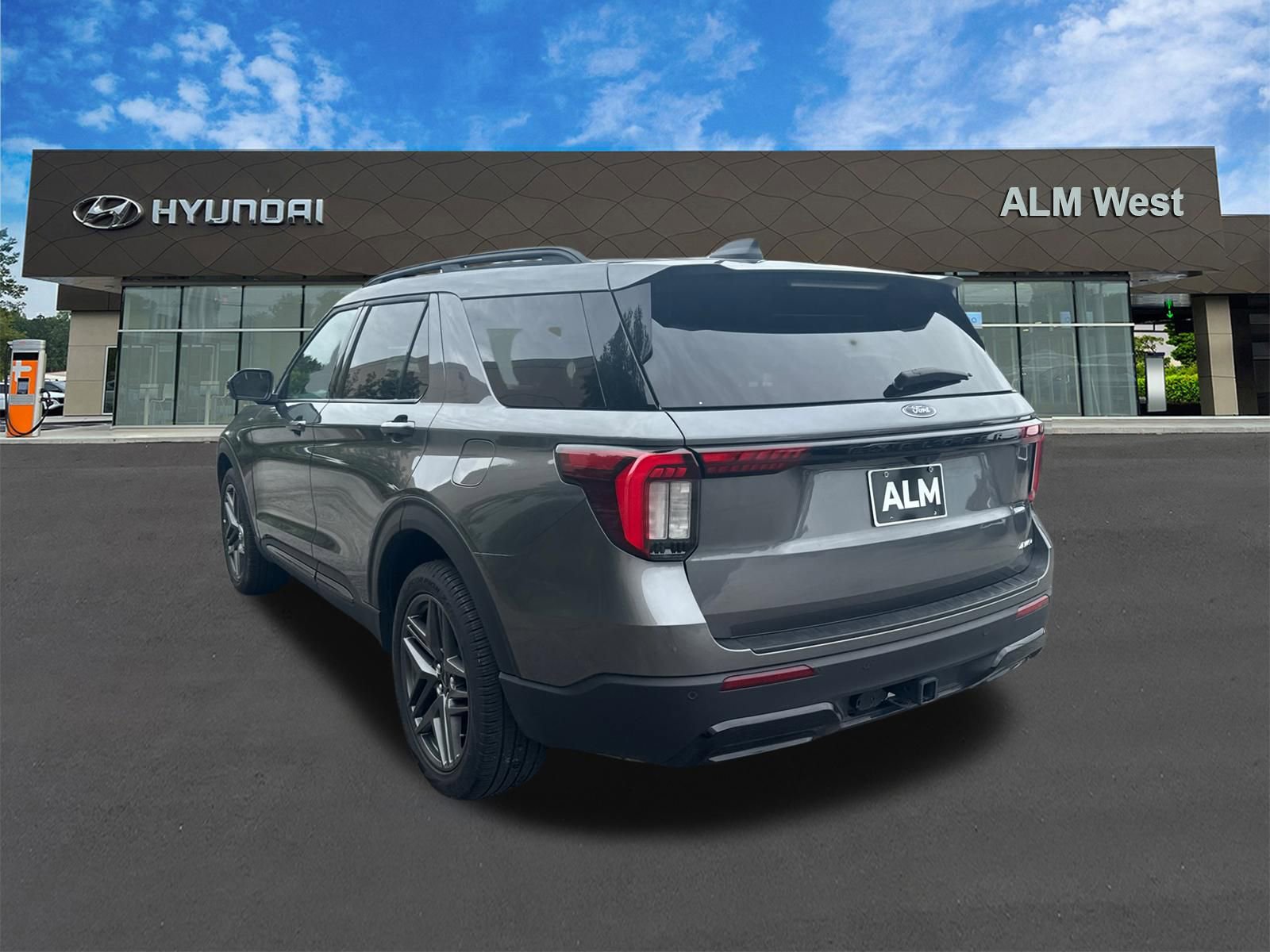 Used 2025 Ford Explorer ST-Line w/ ST-Line Street Pack AWD/4WD image 7