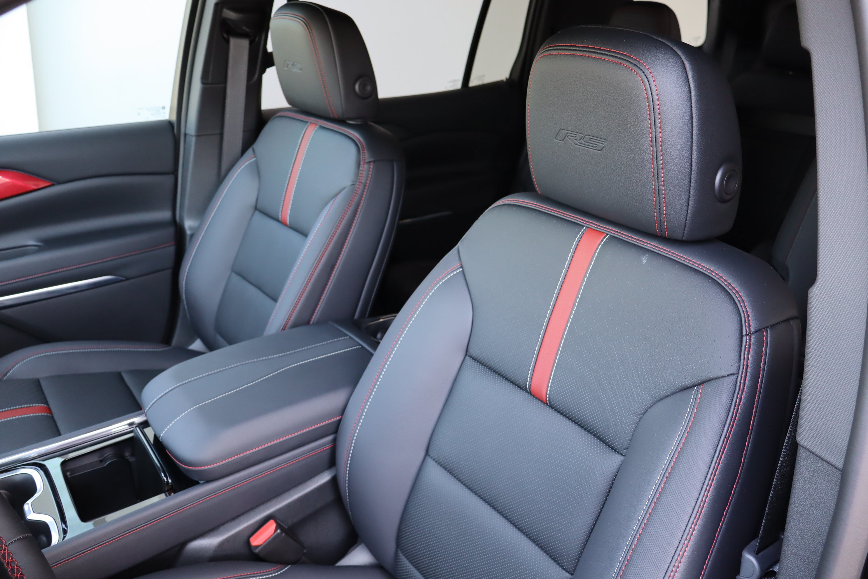New 2026 Chevrolet Traverse RS w/ LPO, Floor Liner Package FWD image 13