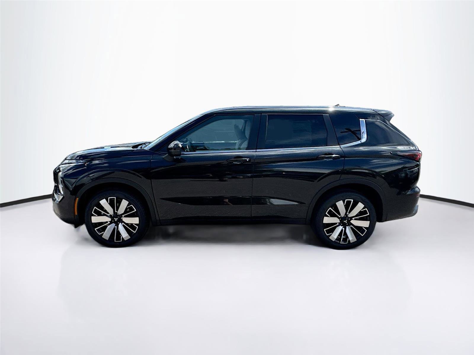 New 2025 Mitsubishi Outlander SE image 4