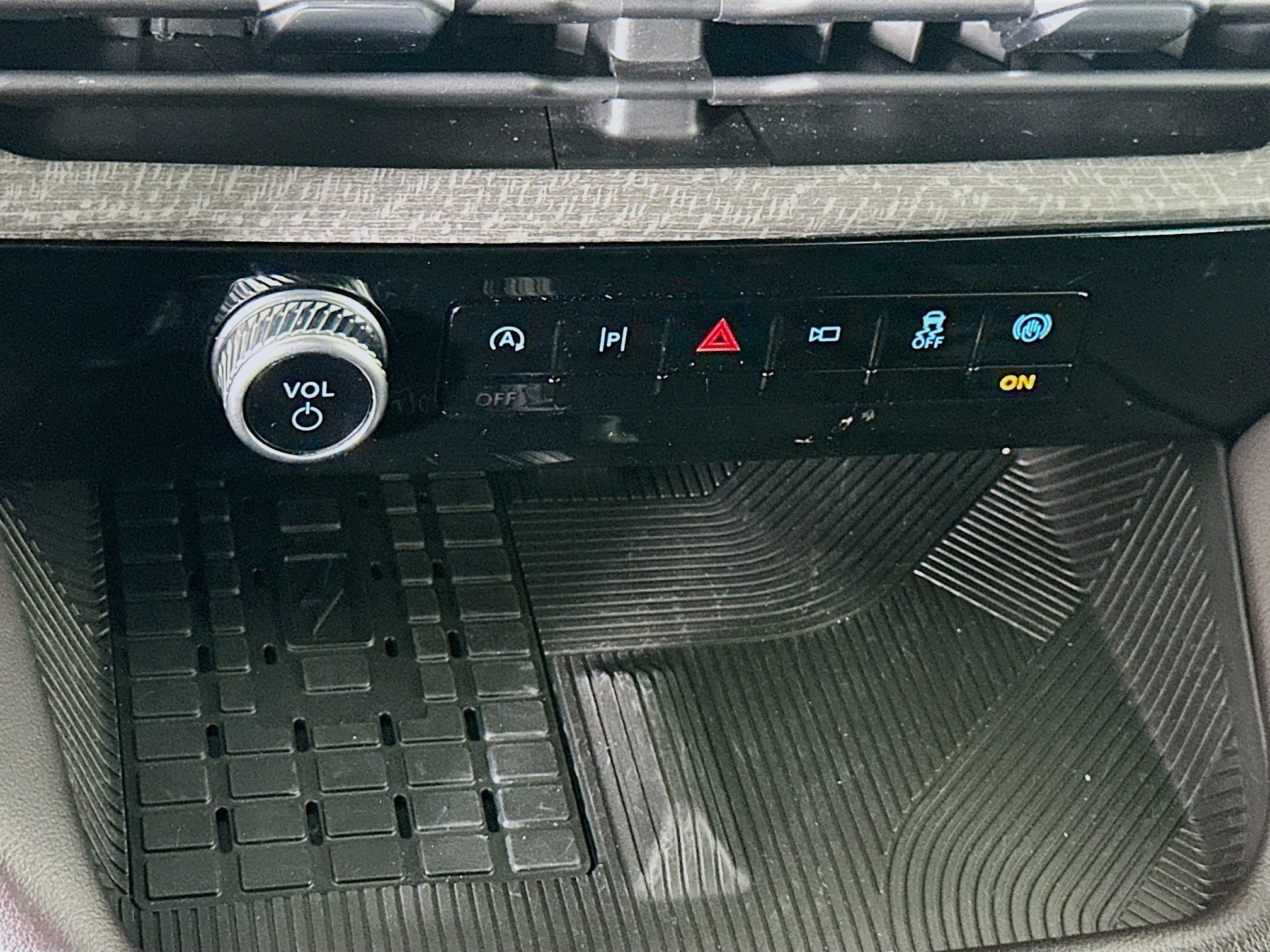 Used 2025 Ford Explorer Platinum w/ LUX Leather Package image 24