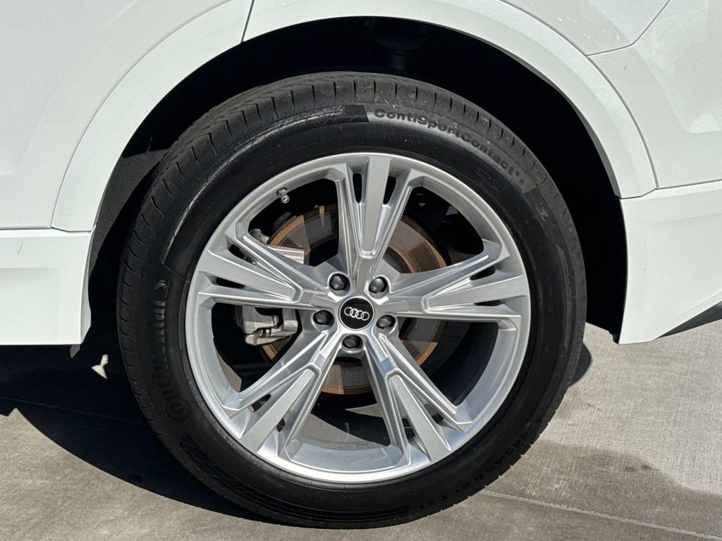 Used 2023 Audi Q8 Premium image 8