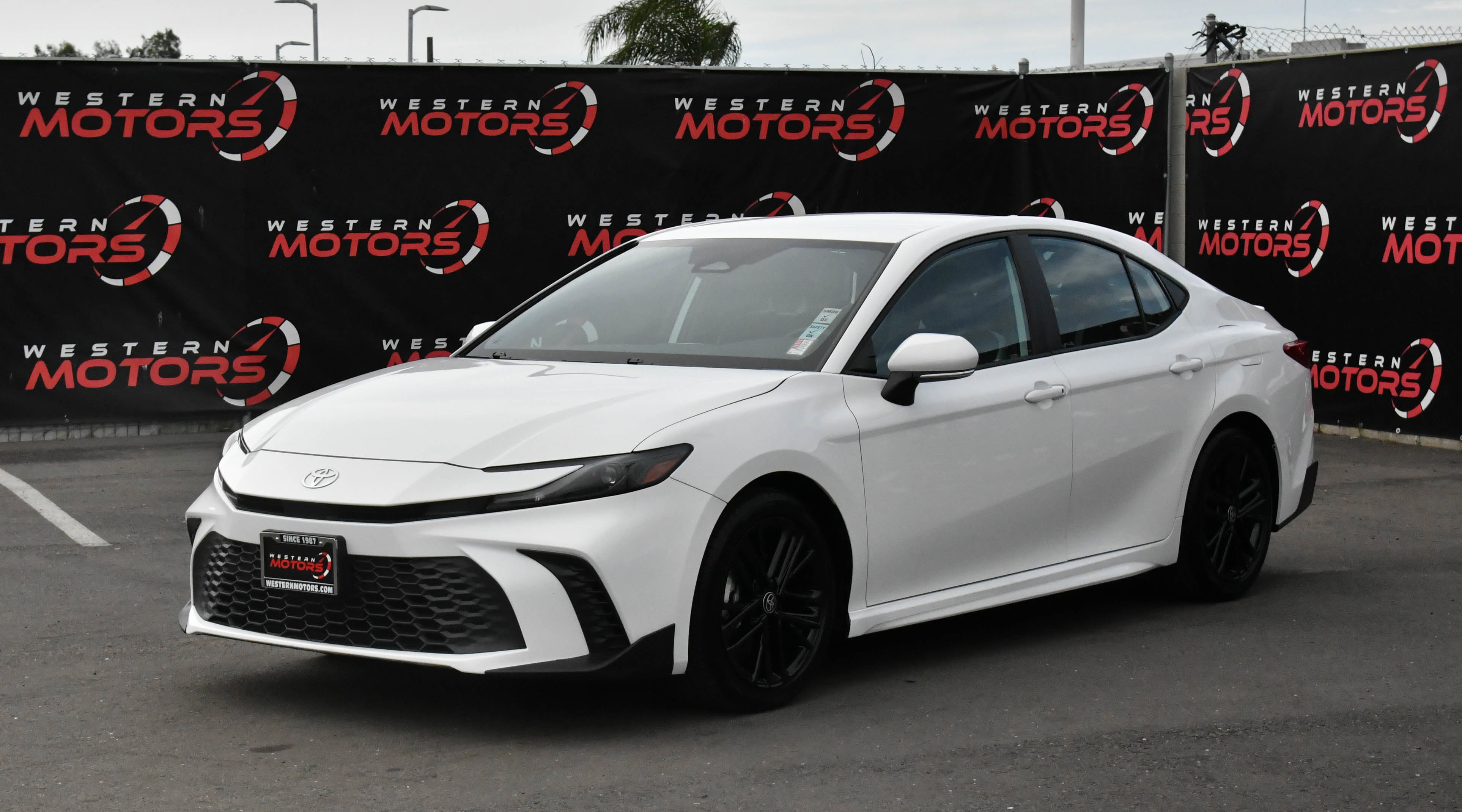 Used 2025 Toyota Camry SE image 3