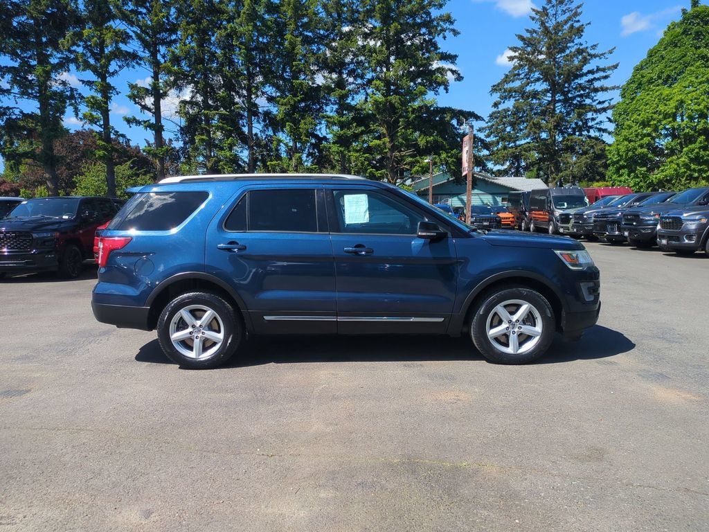 Used 2017 Ford Explorer XLT w/ Equipment Group 202A AWD/4WD image 8