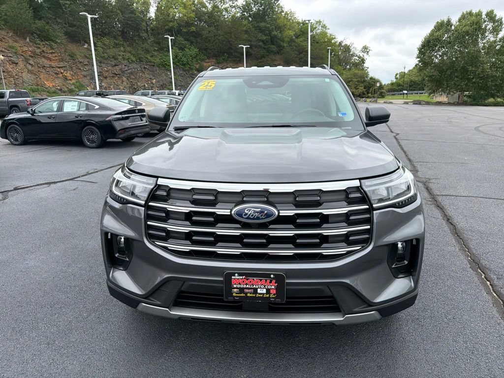 Used 2025 Ford Explorer Active w/ Active Comfort Package AWD/4WD image 2