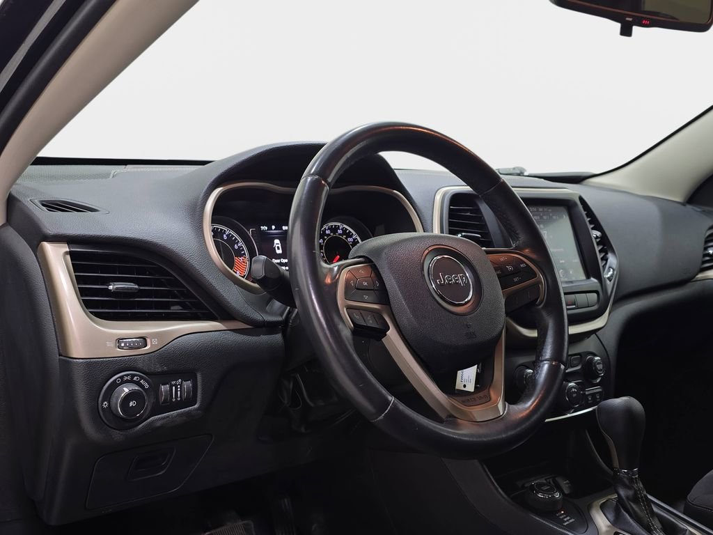 Used 2015 Jeep Cherokee Latitude AWD/4WD image 17