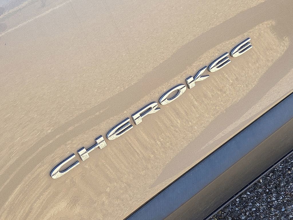 Used 2019 Jeep Cherokee Latitude w/ Popular Appearance Group image 12