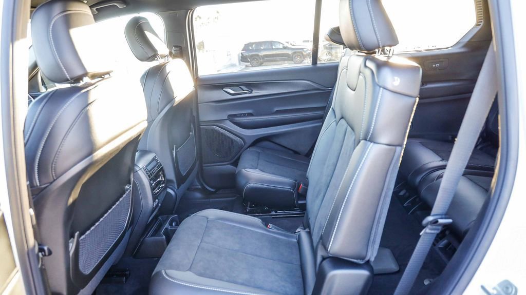 New 2025 Jeep Grand Cherokee L Altitude image 19