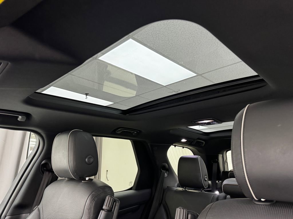 Used 2017 Land Rover Discovery HSE image 25