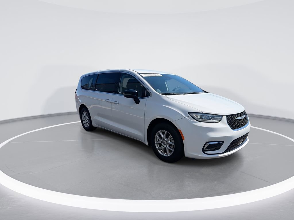 Used 2024 Chrysler Pacifica Touring-L FWD image 2