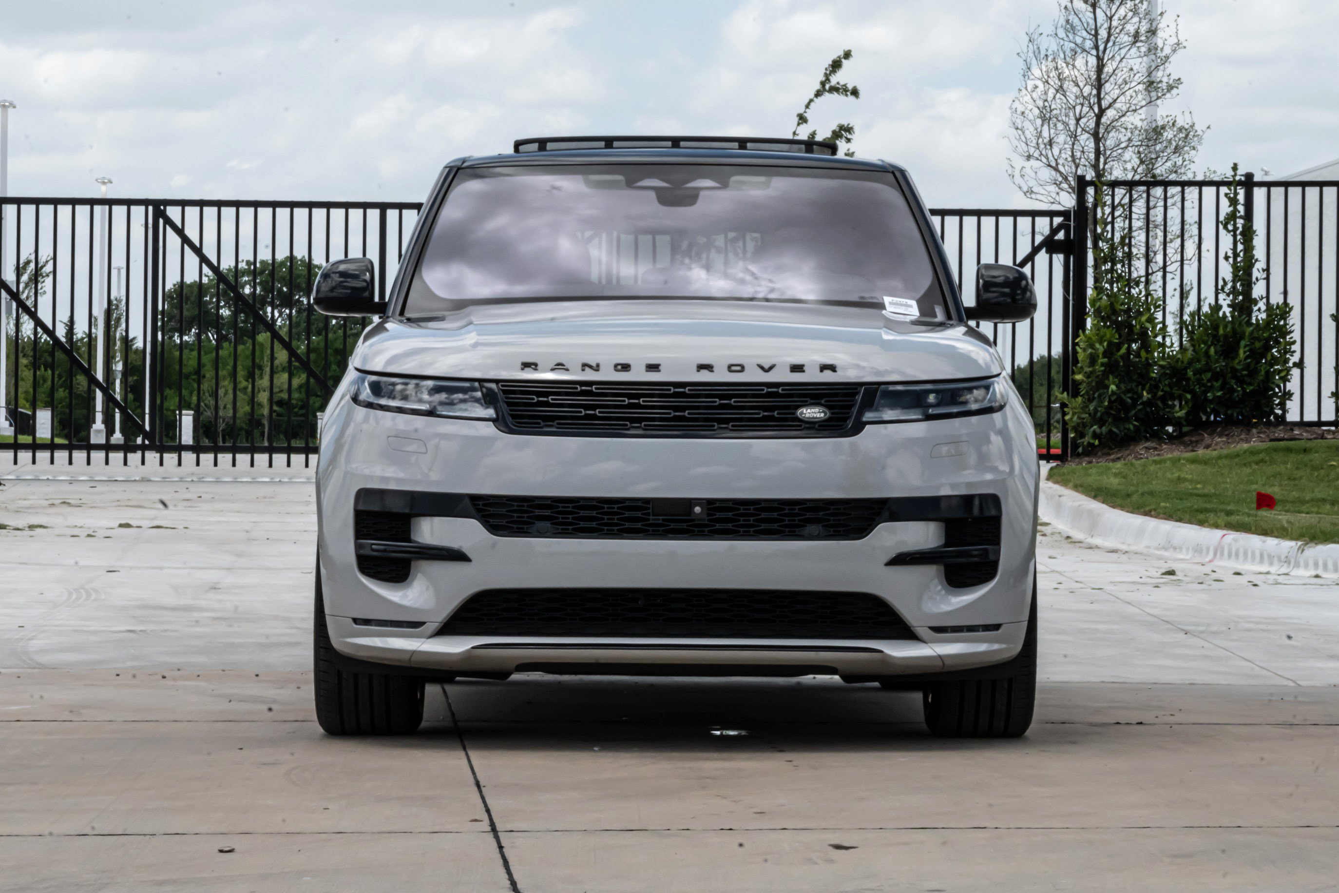 Used 2023 Land Rover Range Rover Sport SE Dynamic AWD/4WD image 3