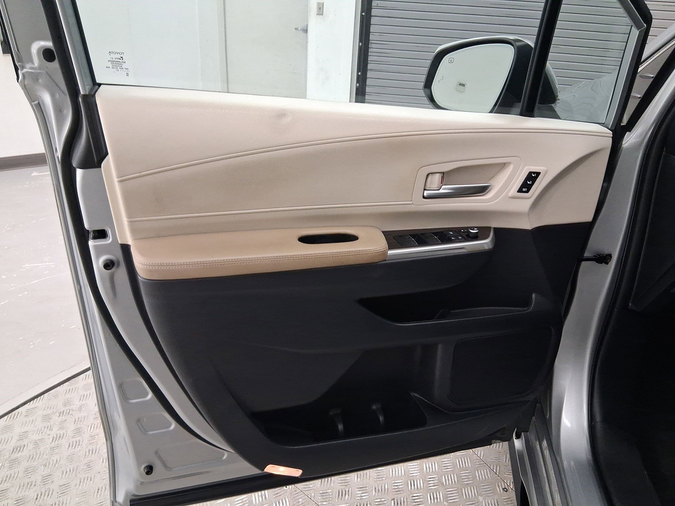 Used 2021 Toyota Sienna Limited image 20