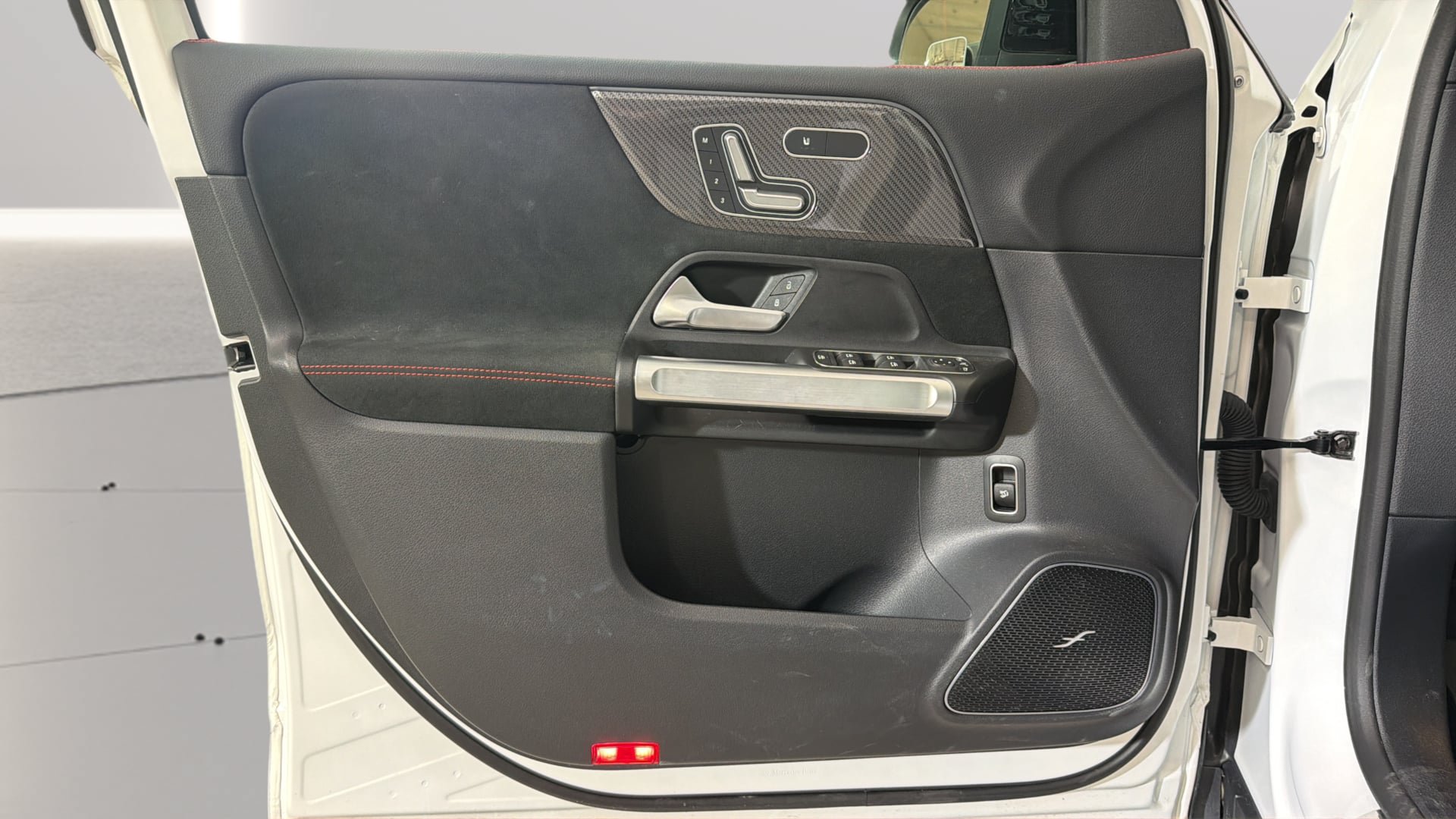 Used 2025 Mercedes-Benz GLB 250 image 21
