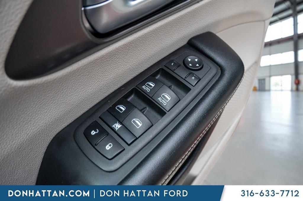 Used 2021 Chrysler Pacifica Touring-L FWD image 13