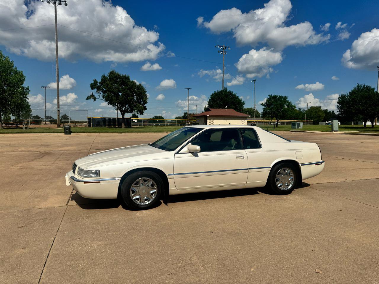 Used 2001 Cadillac Eldorado ESC w/ Comfort/Convenience Pkg FWD image 2