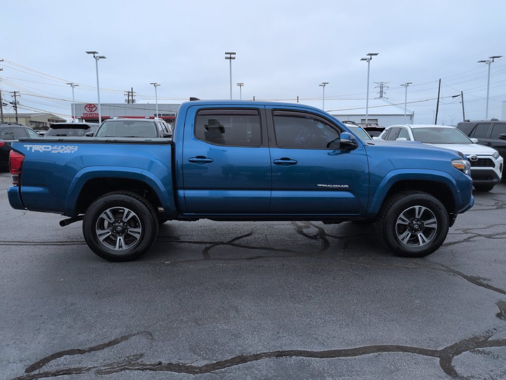 Used 2017 Toyota Tacoma TRD Sport AWD/4WD image 6