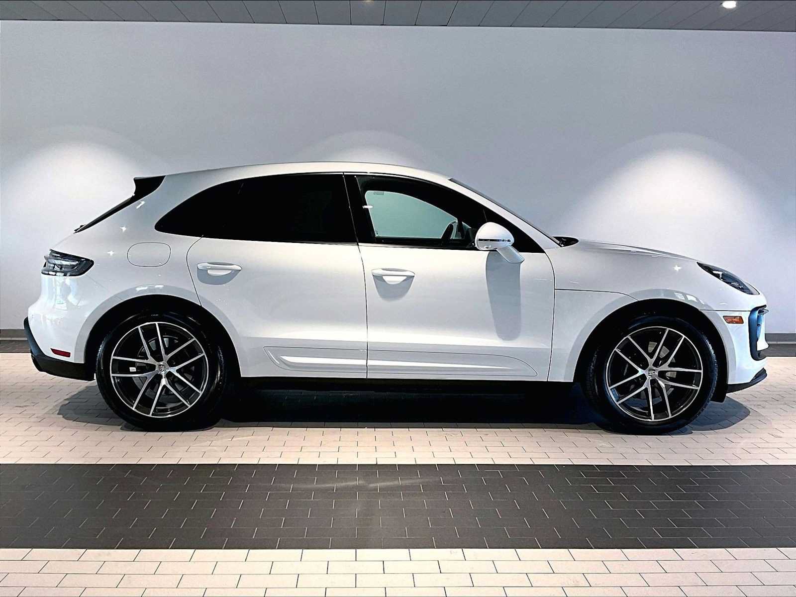 Used 2026 Porsche Macan AWD/4WD image 11