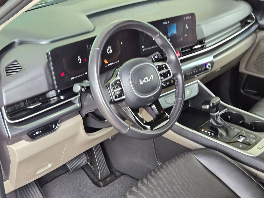 Used 2025 Kia Carnival FWD image 10