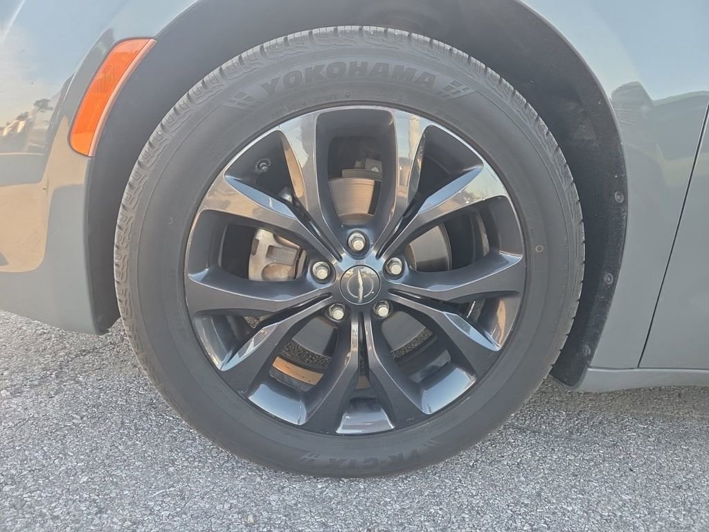 Used 2020 Chrysler Pacifica Touring-L Plus w/ S Appearance Package image 4