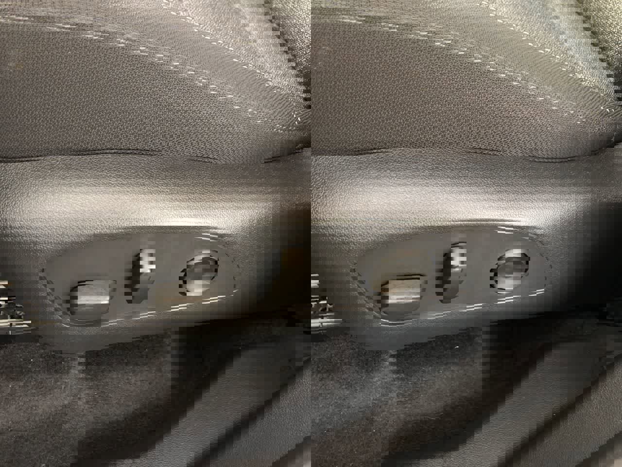 Used 2025 GMC Acadia Elevation image 17