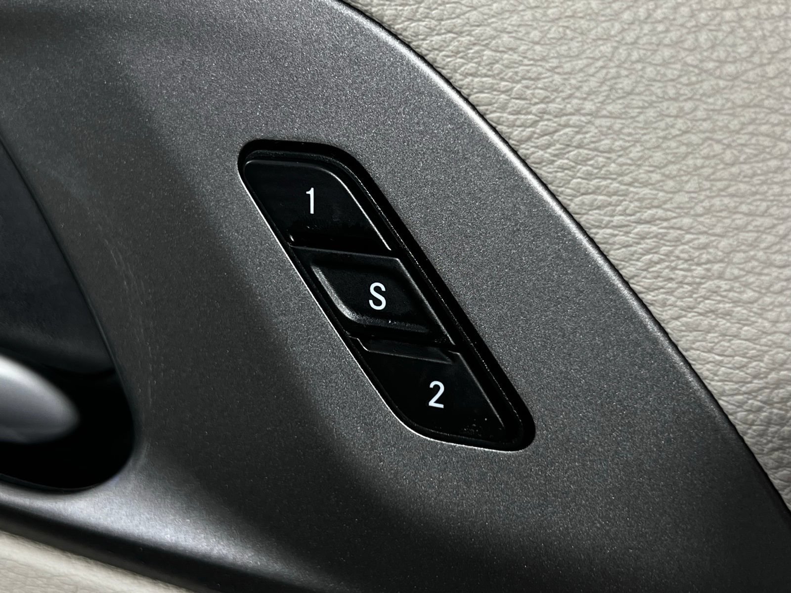 Used 2024 Chrysler Pacifica Touring-L FWD image 15