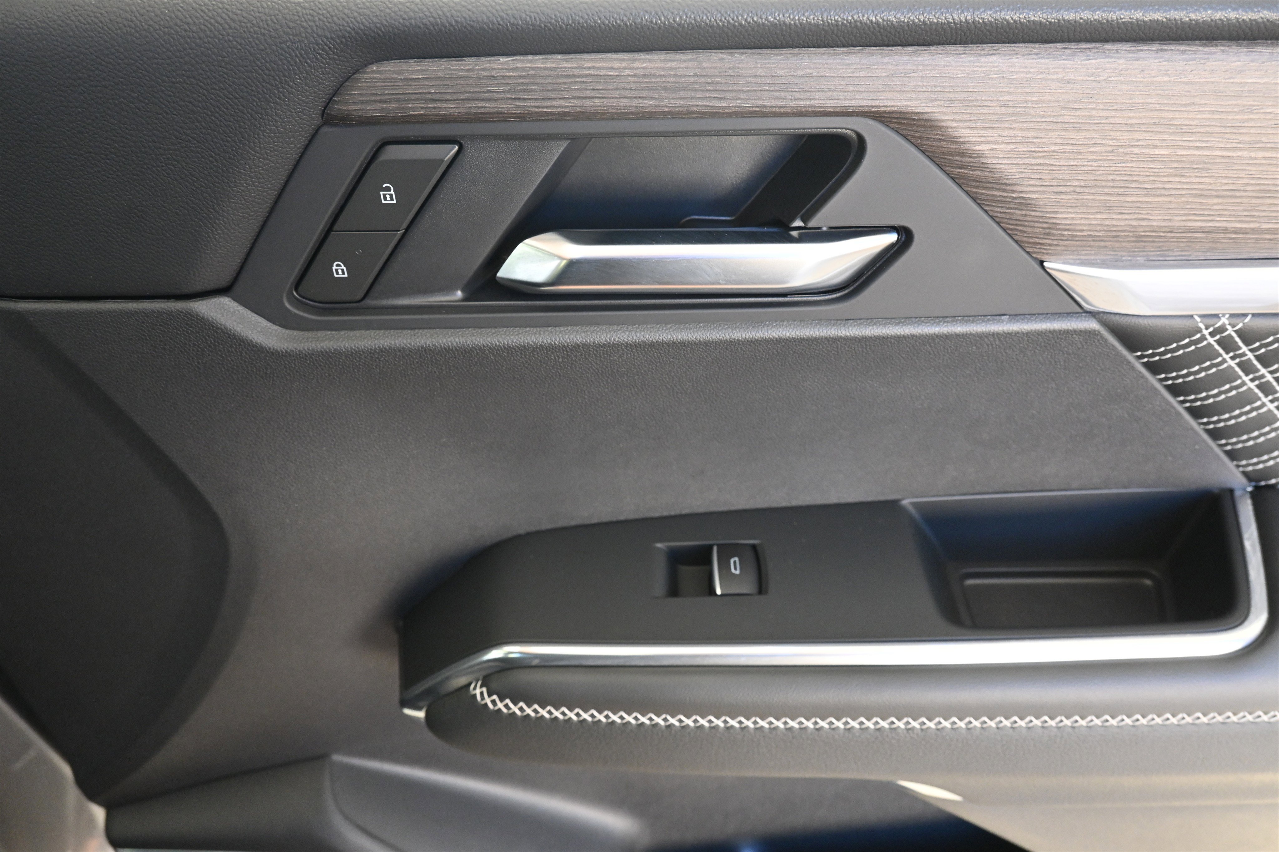 Used 2025 GMC Acadia Denali w/ LPO, Floor Liner Package image 23