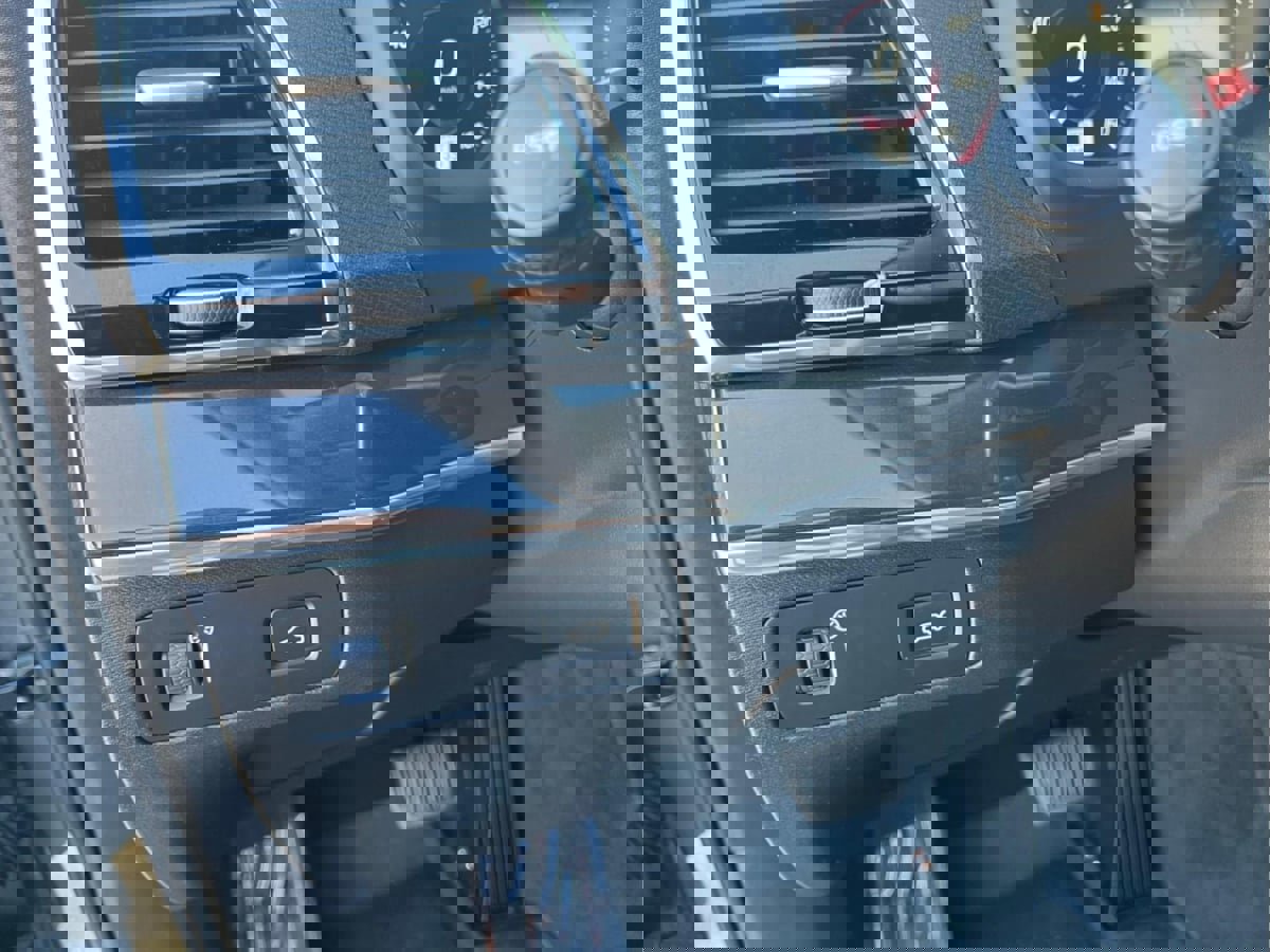 Used 2018 Volvo XC90 T6 Momentum w/ Convenience Package image 13