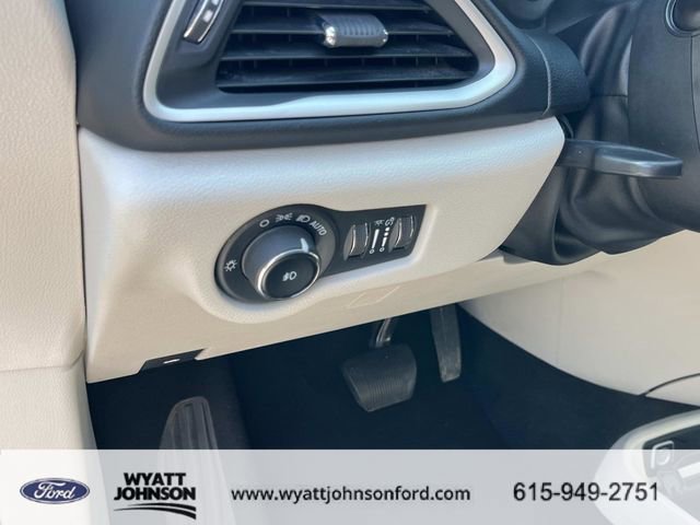 Used 2023 Chrysler Pacifica Touring-L image 30