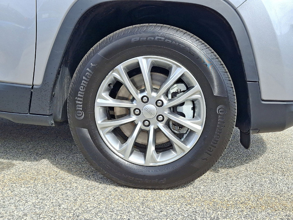 Certified 2022 Jeep Cherokee Latitude Lux w/ Mopar Interior Package image 27