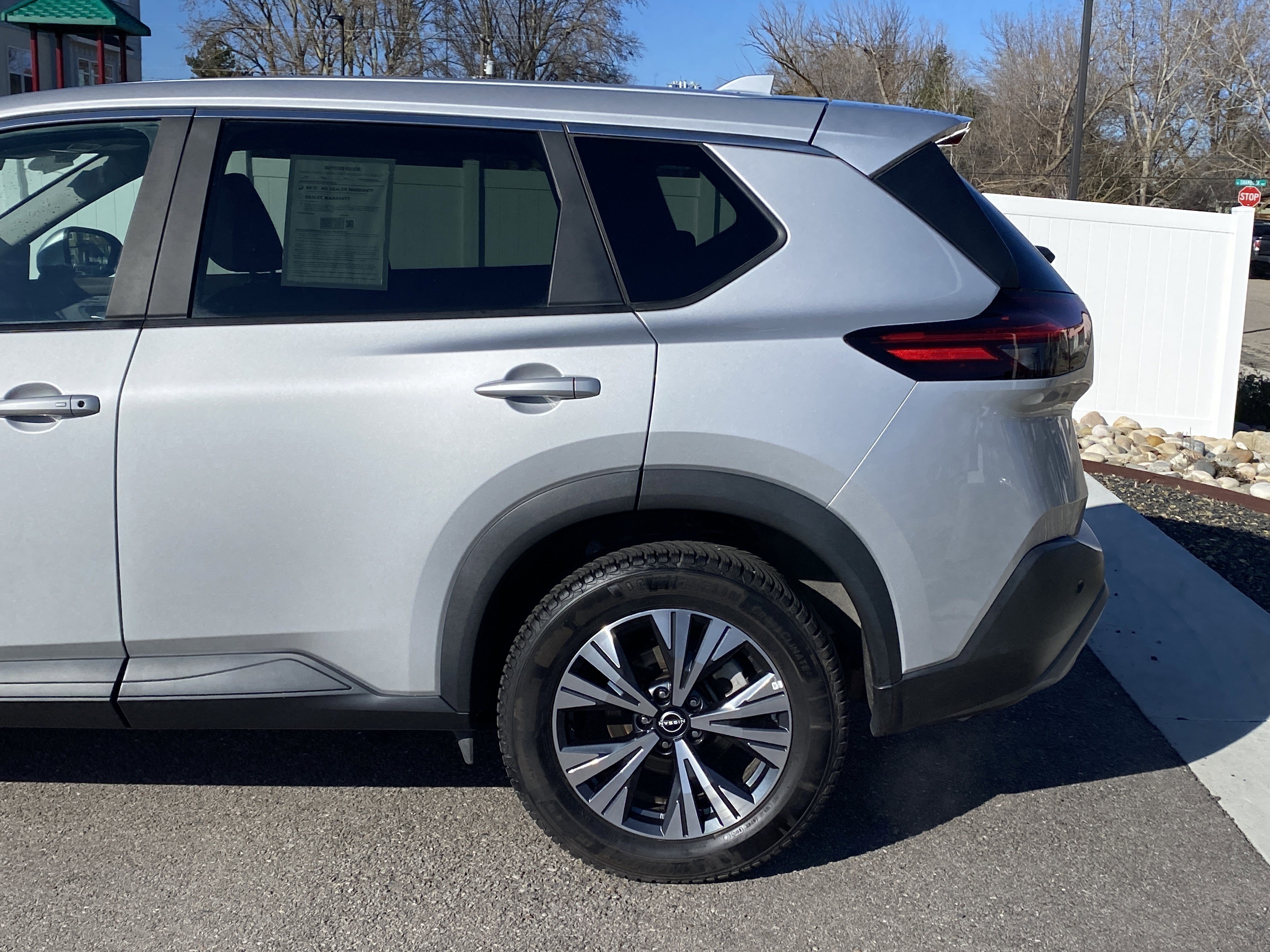 Used 2023 Nissan Rogue SV image 4