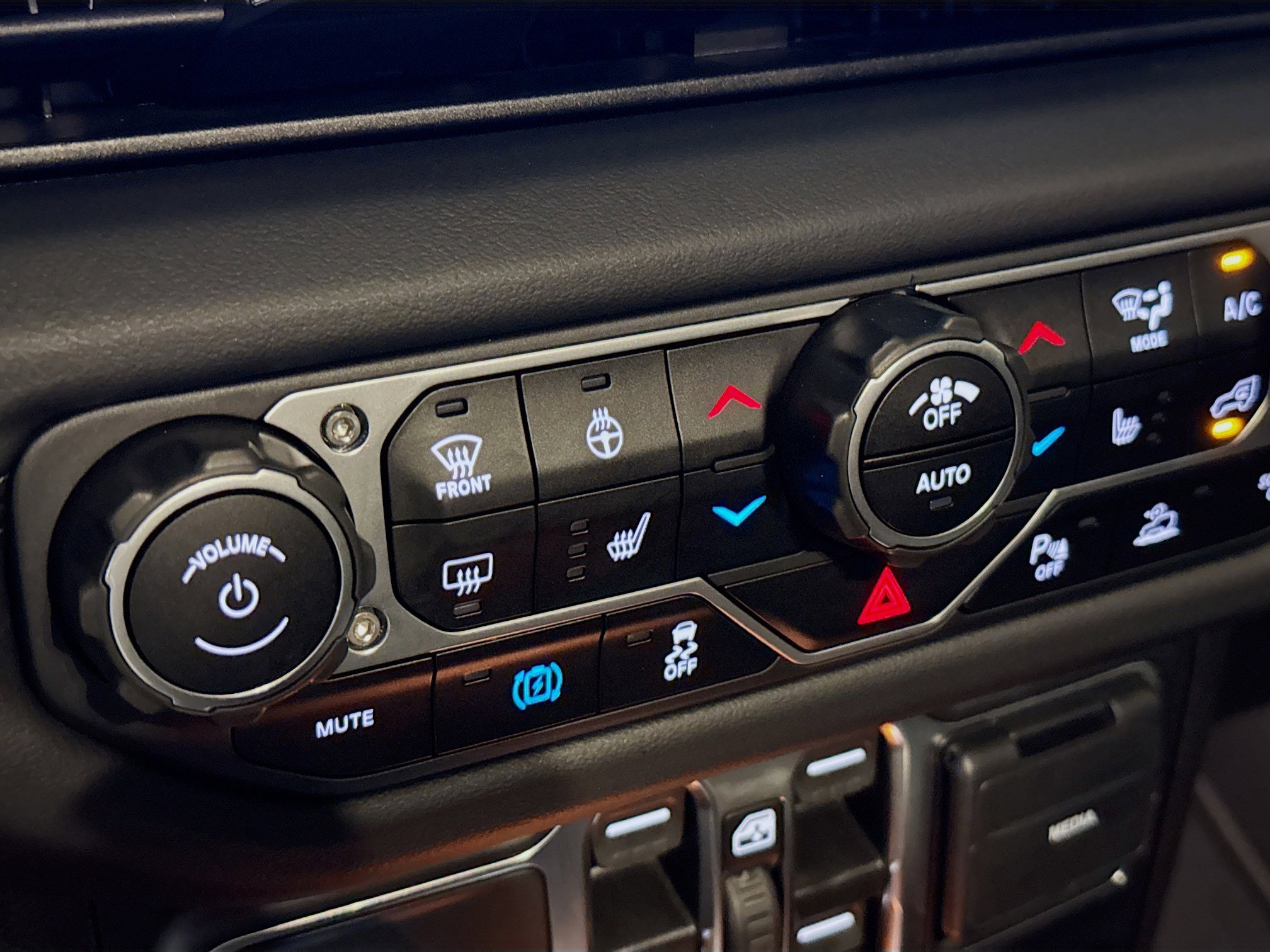 Used 2024 Jeep Wrangler Unlimited Sahara w/ Technology Group image 19