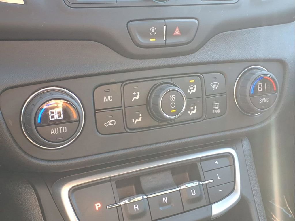 Used 2024 GMC Terrain SLE w/ Driver Convenience Package image 9