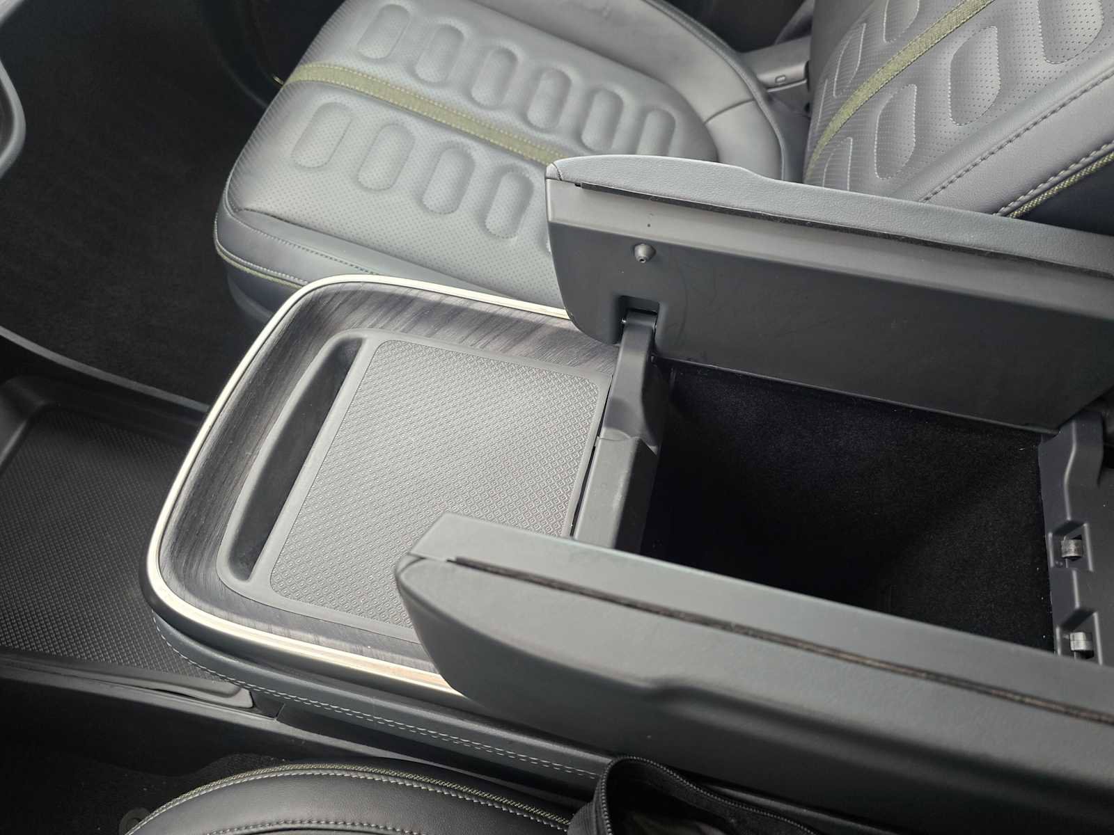 Used 2023 Rivian R1S Adventure image 31