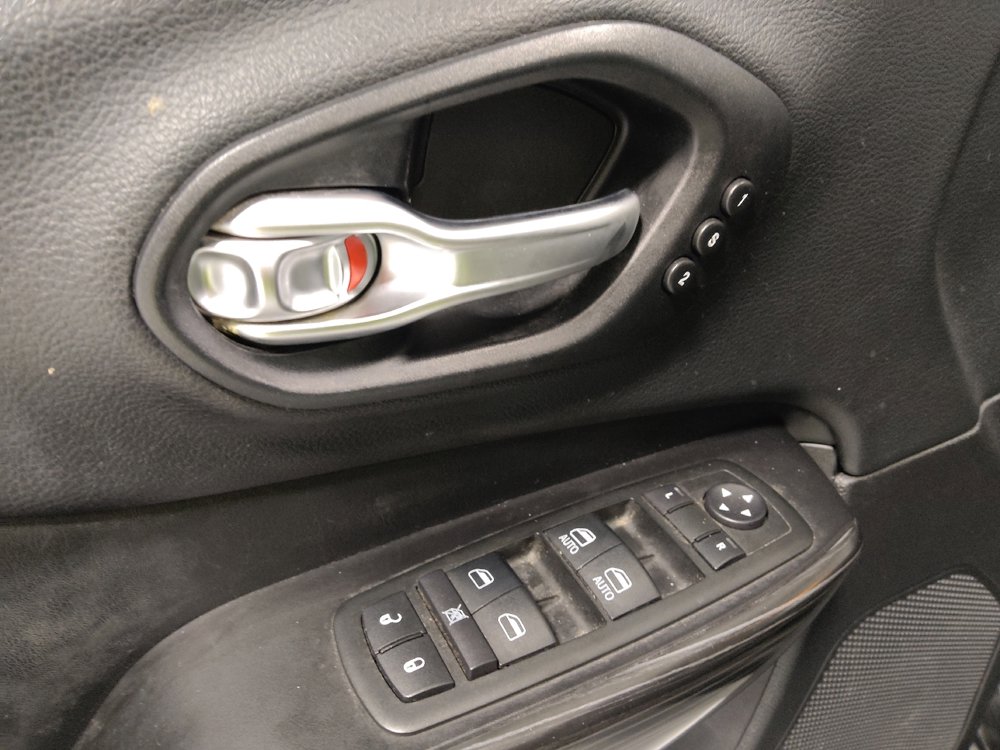 Used 2015 Jeep Cherokee Limited w/ Luxury Group image 27