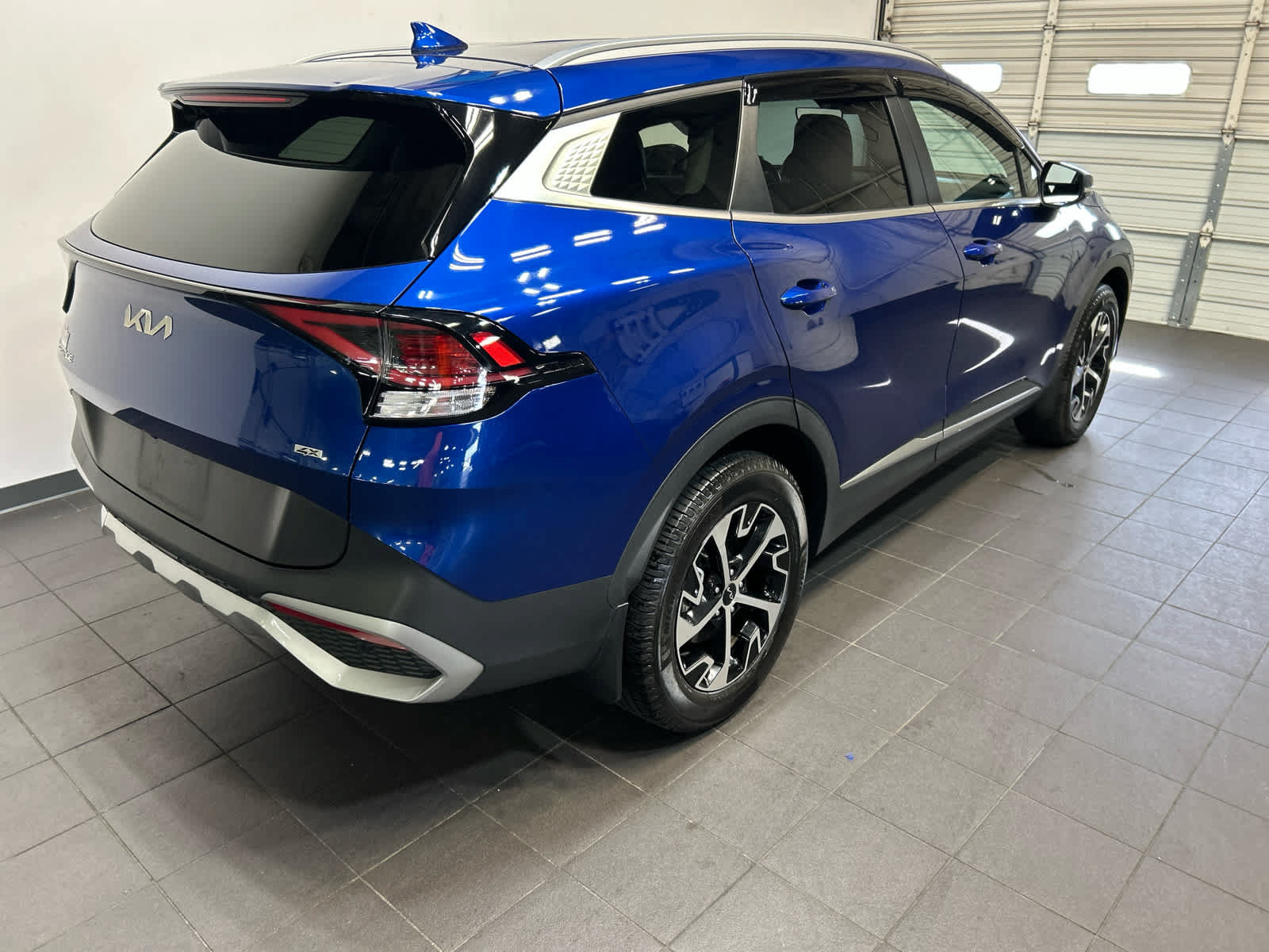 Used 2023 Kia Sportage EX AWD/4WD image 3