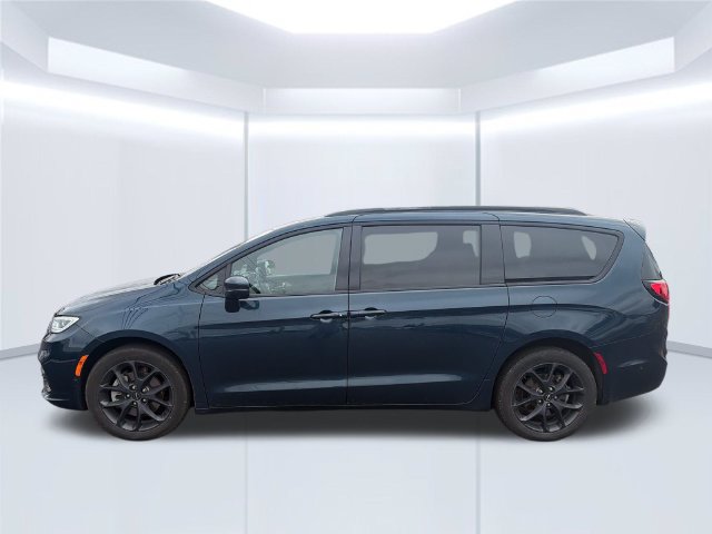 Used 2022 Chrysler Pacifica Limited w/ Uconnect Theater Family Group AWD/4WD image 2