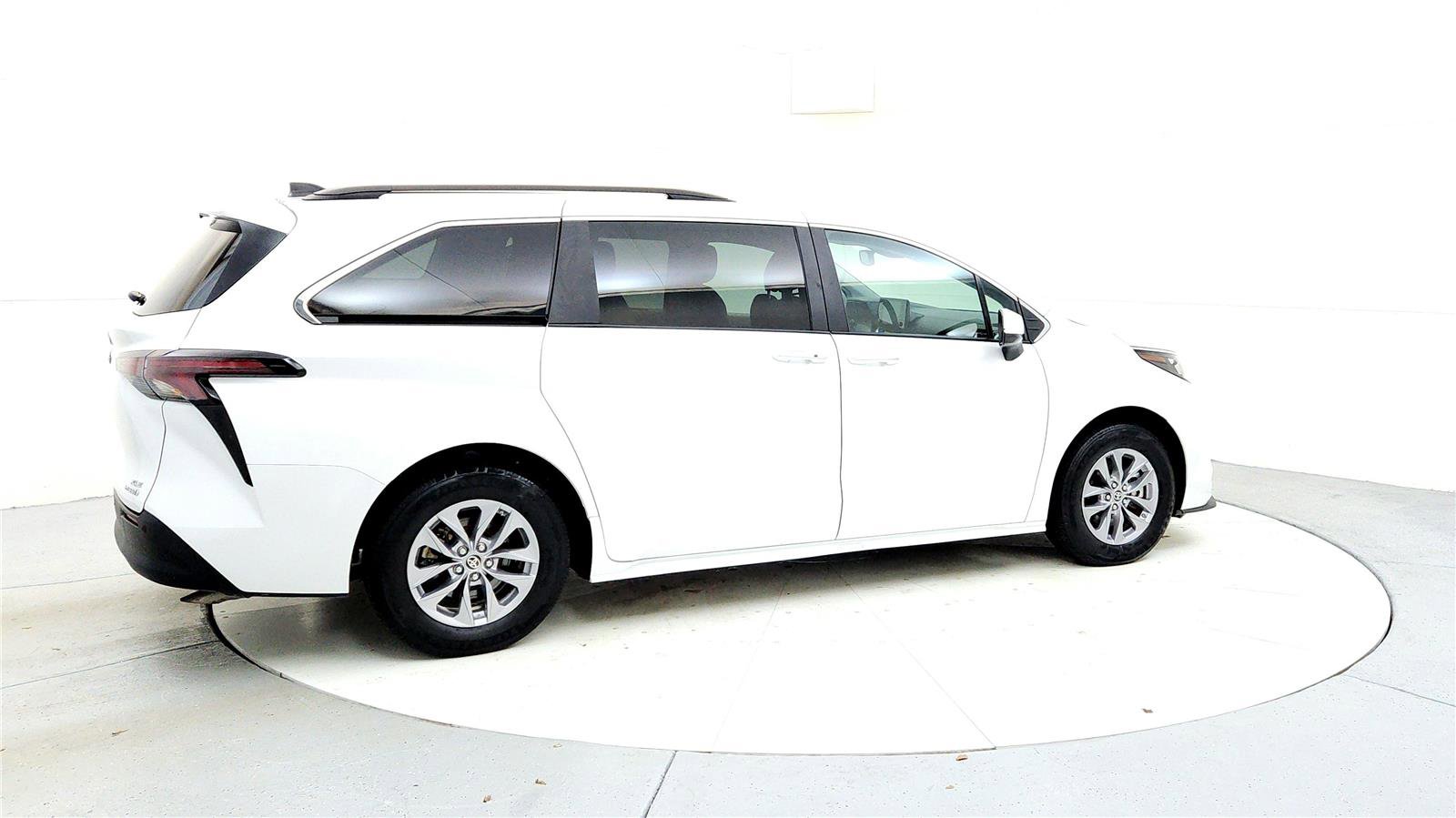 Certified 2024 Toyota Sienna XLE image 6
