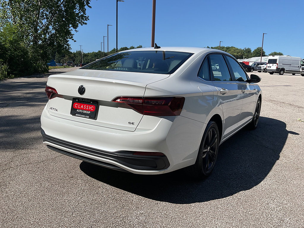 Used 2023 Volkswagen Jetta SE w/ Panoramic Sunroof Package FWD image 5