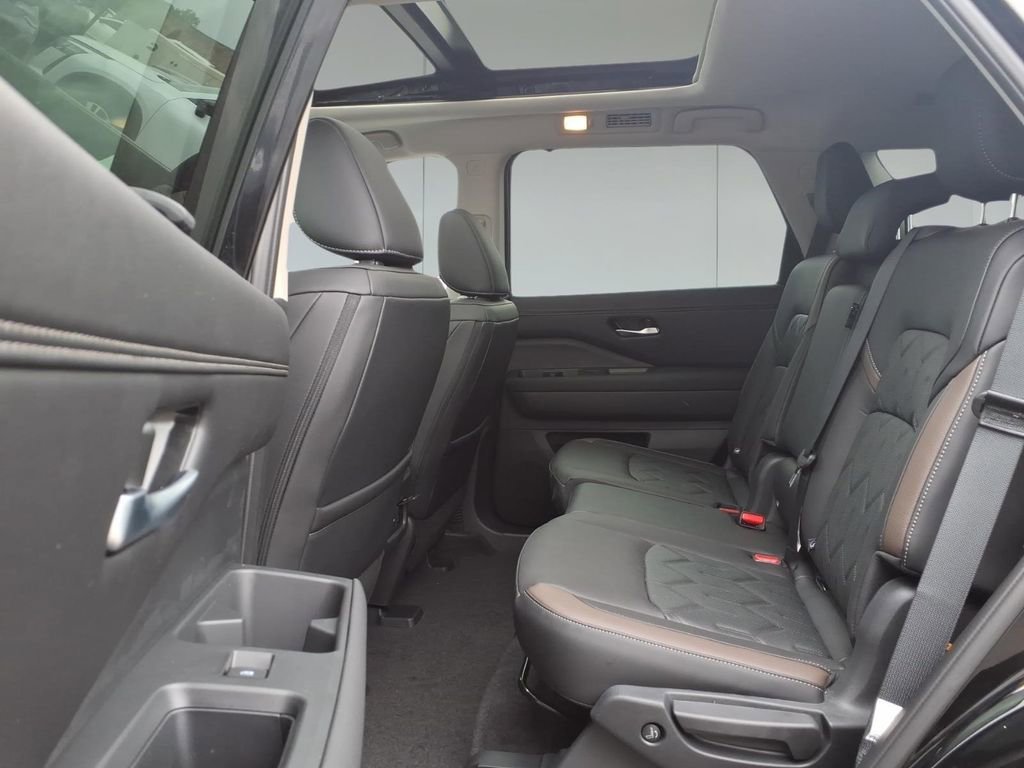 New 2026 Nissan Pathfinder Platinum w/ Cargo Package FWD image 11