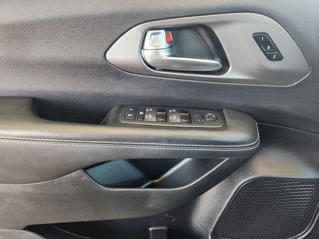 Used 2025 Chrysler Pacifica Select FWD image 25