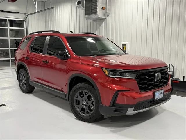 Used 2025 Honda Pilot TrailSport image 1